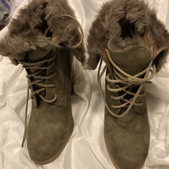 NWT. Lela Stone Boots - Size6.5 - Picture 2 of 7